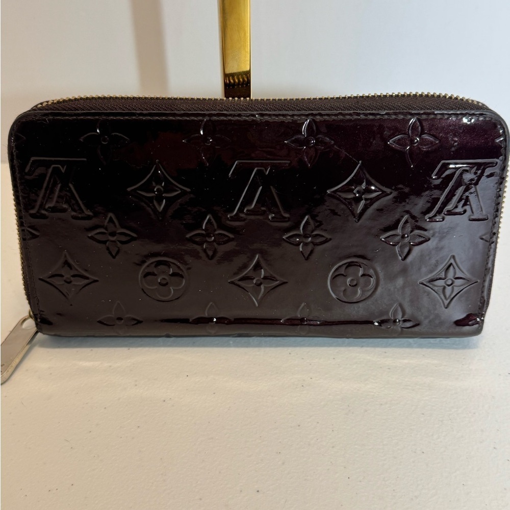 AUTHENTIC Louis Vuitton Zipper Wallet in Burgundy Vernis - Picture 4 of 6